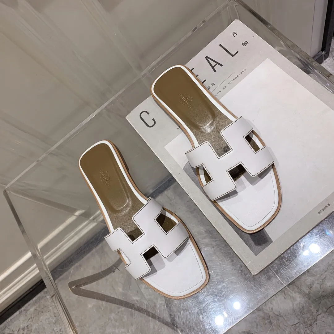 👟👟Ex-factory price 440👟👟 Hermes Hermes H slippers Oasis sandals series——————————Fashionable and versatile Super comfortable Every detail is made to the extreme Original swift calfskin Original 1:1 exclusive private mold upper/original leather outsole ▪️Packaging: Each pair of shoes comes with packaging ▪️SIZE: 35~42 (.40.41.42 customization is non-refundable and non-exchangeable)